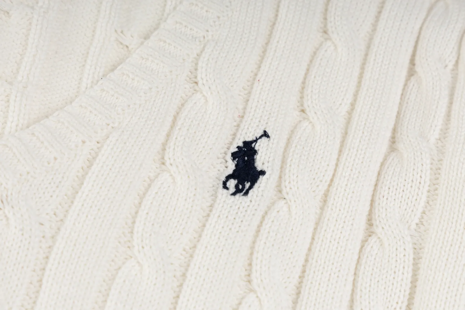 P210 #R90 RALPH LAUREN Thirteen colors of Ralph Lauren classic small label embroidery V-neck pullover cable cardigan sweater women's top, high-density LOGO embroidery on the chest, original customization of tag accessories. Made of pure cotton yarn, pure cotton is skin-friendly and comfortable, small label war horse embroidered twist button V-neck sweater🐎High quality, follow the blogger to learn how to wear it! Let’s buy a Ralph Lauren cable sweater. It’s a super hard-to-find series after it became popular. It’s hard to find one on the official website. It’s simple and practical to wear, with a lazy and loose feel. The thickened fabric has more texture, feels soft and delicate, and has a loose fit. Whether worn alone or layered, you can wear different styles of fashion with just one piece!   Size： Sleeve length: 60/61/62/63
